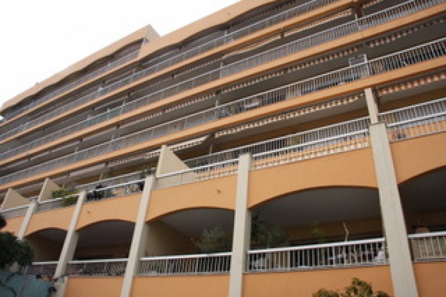 Cap d'ail large 2 bedroom apartment with sea views over Monaco long term rent. 2 balconies, magnificent sea view and Monaco. Private closed garage and cellar.
