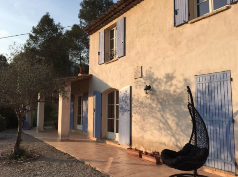 Provencal villa with 14m pool for long term rent in Tourrettes-sur-Loup. Pool with 14.5m x 3m swimming lane. Garden composed of 'restanques' stone terraces, covered patio, and two additional terraces, with breathtaking views over Bar sur Loup and Gourdon.