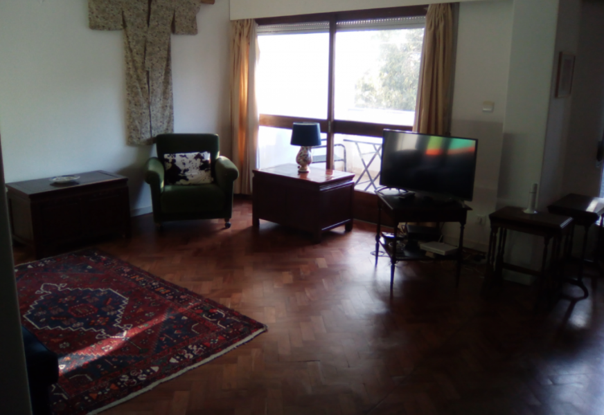 Fully furnished 1 bed apartment close to the train station and beaches of Estoril. Hall, large living /dining area with terrace, kitchen, 2 bathrooms and 1 bedroomsRent : 900€