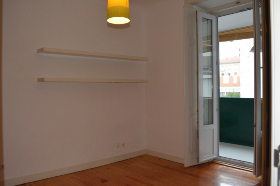 Located near Saldanha (central Lisbon) 2 +1 bedroom apartment for long term rent. here is a living room, dining room, kitchen, 2 bedrooms, 1 en suite and a fantastic attic in open space.
