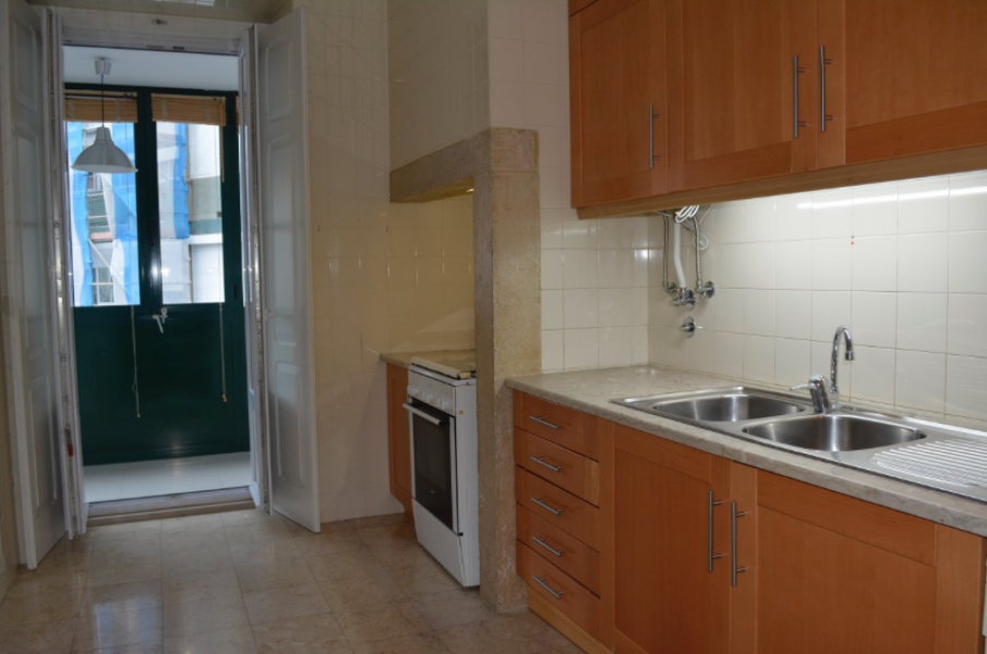 Located near Saldanha (central Lisbon) 2 +1 bedroom apartment for long term rent. here is a living room, dining room, kitchen, 2 bedrooms, 1 en suite and a fantastic attic in open space.