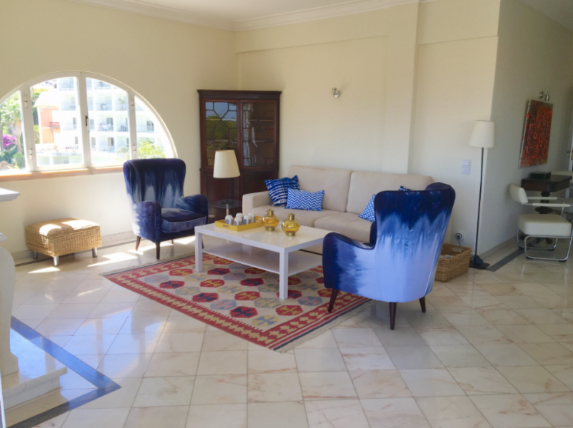 Long term rent fabulous 3 Bedroom Apartment, located in Monte Estoril with large balconies and frontal sea view. The apartment can be rented with or without furniture Building by the Architect Francis Leon  Rent : 4300€