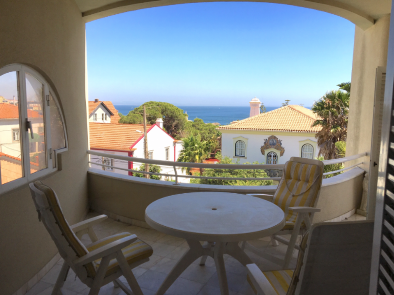 Long term rent fabulous 3 Bedroom Apartment, located in Monte Estoril with large balconies and frontal sea view. The apartment can be rented with or without furniture Building by the Architect Francis Leon  Rent : 4300€