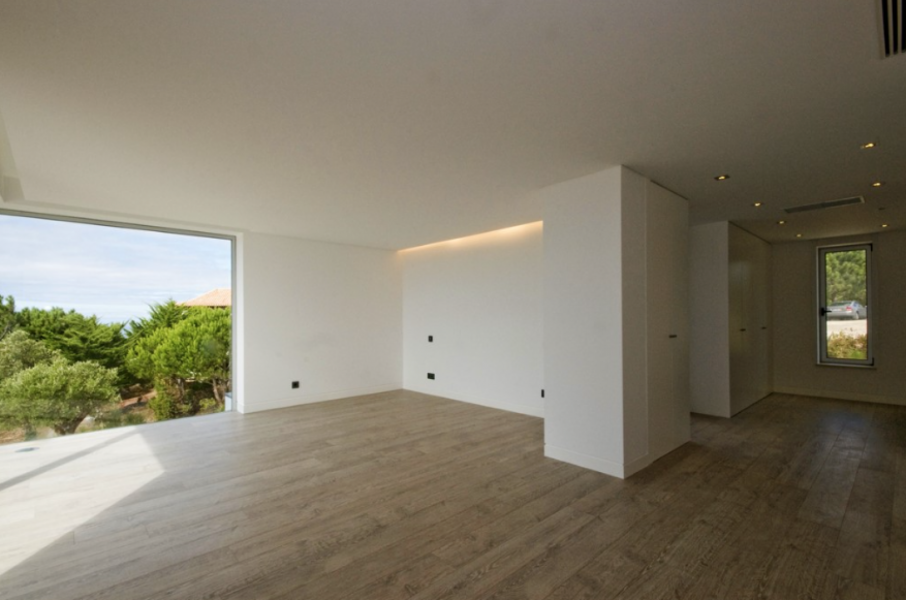 Fabulous brand new luxury villa in Cascais with a stunning sea view from Guincho to Lisbon for long term rent. Villa with 3 floors: Basement consists of a suite, laundry room, Technical Room, Hall, Elevator, garage, Spa, Turkish bath, Jacuzzi Room, Bar, Gym, indoor garden.