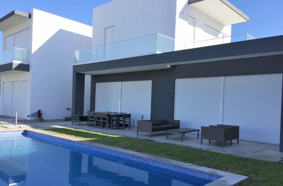 CASCAIS-T4 LUXURY CONTEMPORARY HOUSE IN 4 SUITES, WITH LARGE GARDEN AND SWIMMING POOL, FURNISHED MODERN DESIGN