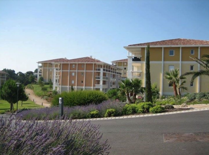 Modern 1 bedroom furnished quiet appartment available now for rent in Cannes