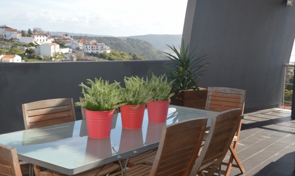 Prodej a koupě nemovitostí v Nazaré. Prodej vily 297m² krb, klimatizace, bazén, nemovitost je zařízena, parkoviště, terasa, zahrada, výhledy na moře, výhledy do zahrady, pěkné výhledy v Nazaré - Portugalsko - Prodej vily a dalších nemovitostí v - Portugalsko, 738479